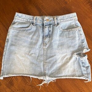 OAK + FORT Light Wash Distressed Mini Skirt